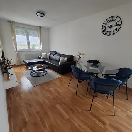 Tiffany Apartment *